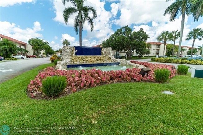 Building Photo - 9220 S Hollybrook Lake Dr