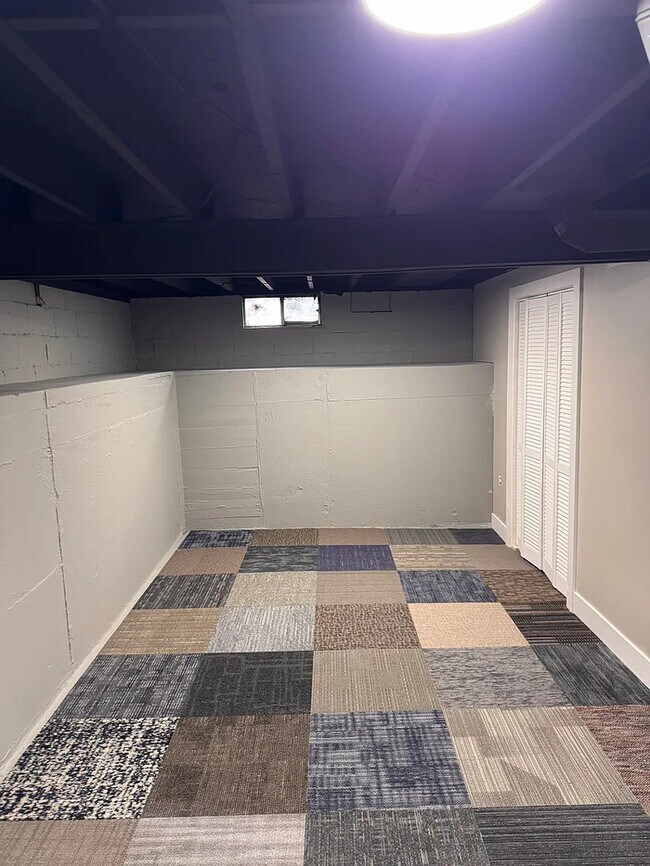 Building Photo - Single family home for rent 2 bed 1 bath detached garage