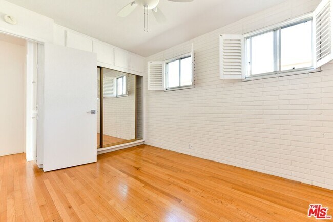 Building Photo - 2033 Cloverfield Blvd