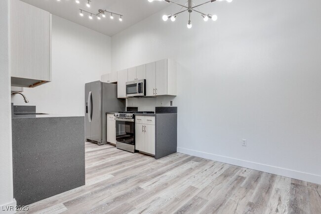 Building Photo - 2305 W Horizon Ridge Pkwy