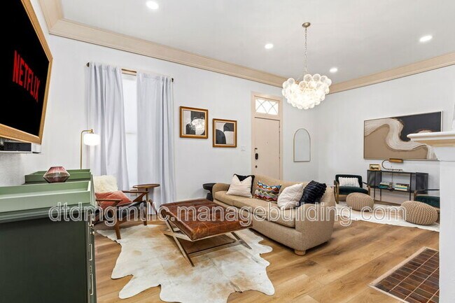 Building Photo - 110 E Craig Pl