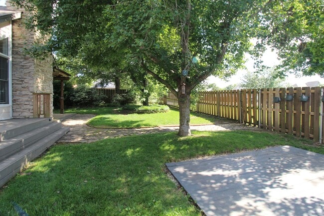 Building Photo - 1401 NE Dysart Woods Ln