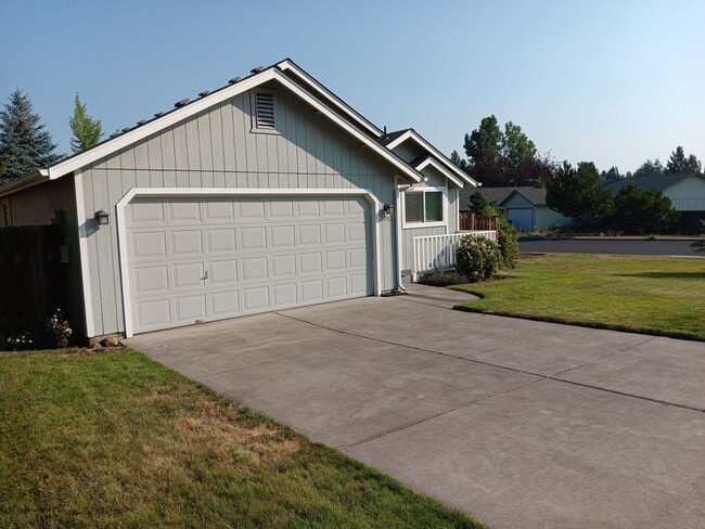 Building Photo - Charming Single-Level Home in Bend’s Mountain View Area