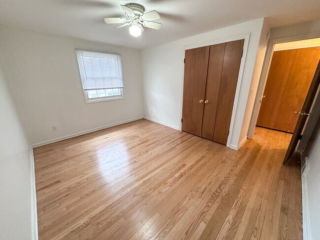 Building Photo - 960-964 Kentwood NE