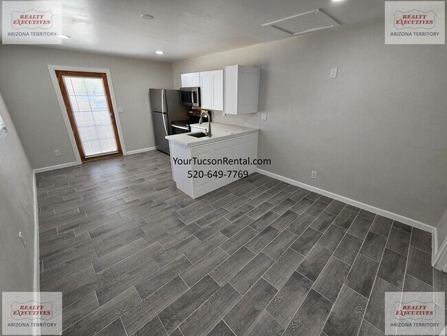 Building Photo - 2940 W Calle Canario