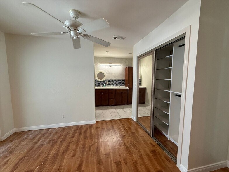 Building Photo - 6449 Sheltondale Ave