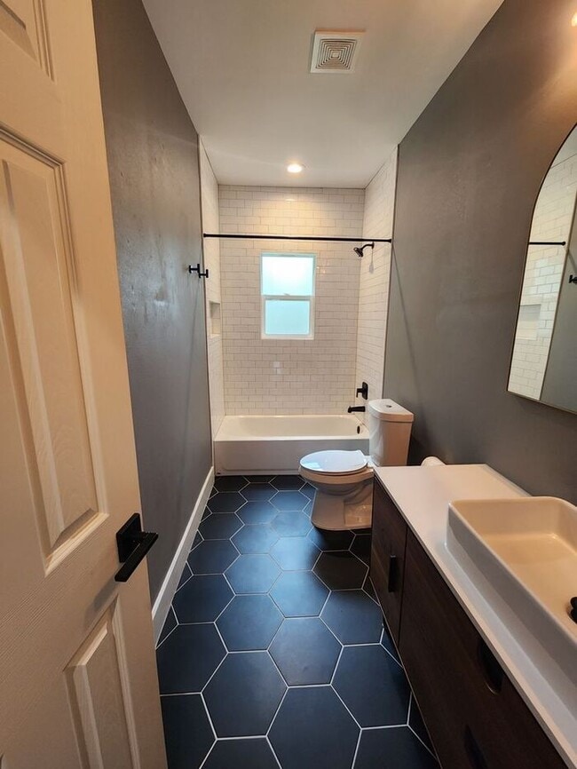 Building Photo - 2BR/1BA Remodeled Duplex w/ In-Unit W/D in Oak Cliff