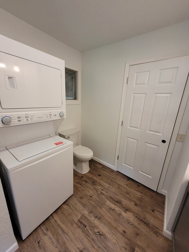 Building Photo - 711 E 10th St N