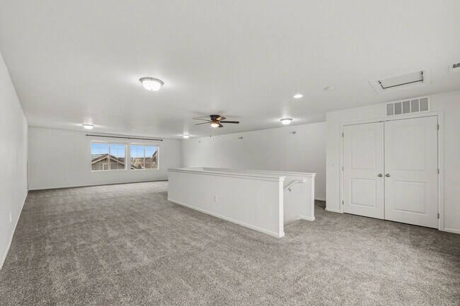 Building Photo - Stunning 4bed/3bath Oakwood Model Home in Erie