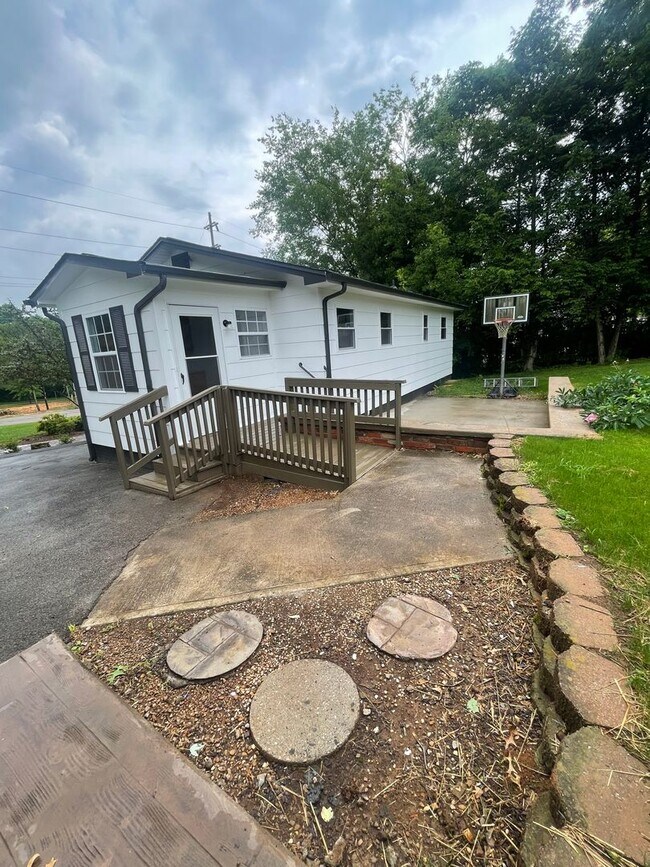 Building Photo - Knoxville 37923 - 2 bedroom, 1 bath home - Contact Lisa Vineyard or Shannon Russell at (865)216-9334