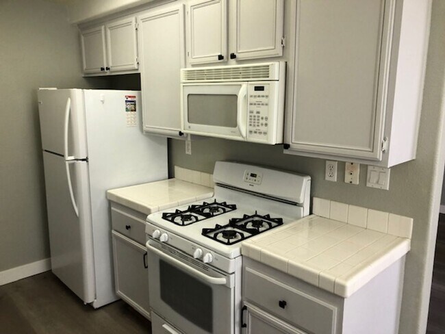 Building Photo - Beautiful 3 bedroom 2 bath Townhome across...