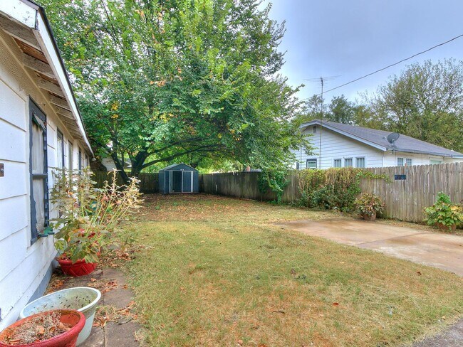 Building Photo - 3 Bedroom 1 Bath home in Shawnee!