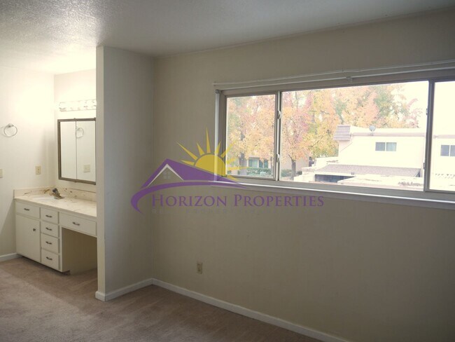 Building Photo - 3 Bed 2.5 Bath 1,380 sqft Townhome in Carmichael