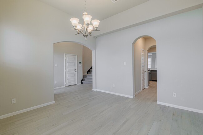 Building Photo - 3002 Roberta Sue Dr