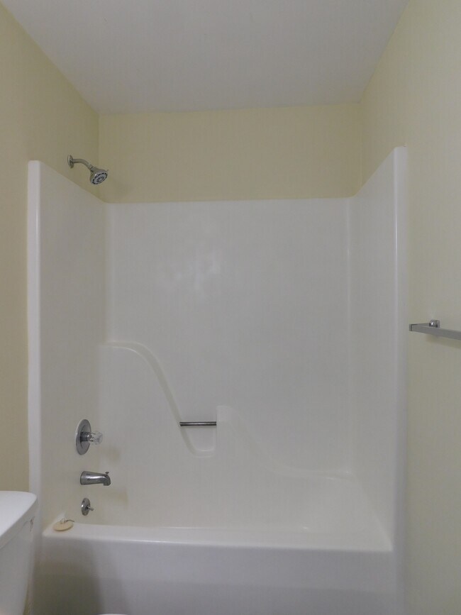 Building Photo - 416 E 19th St