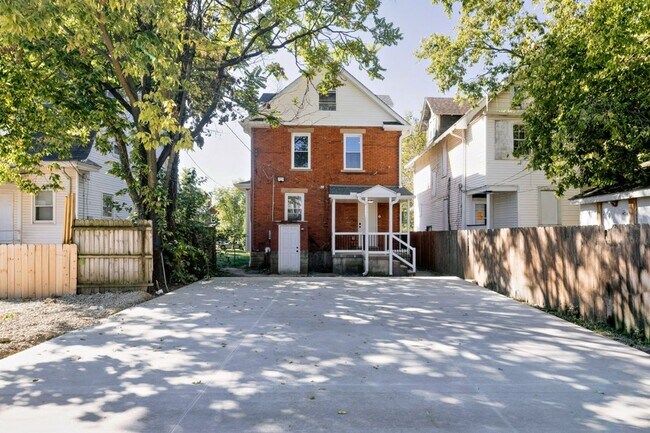 Building Photo - 422 E 15th Ave