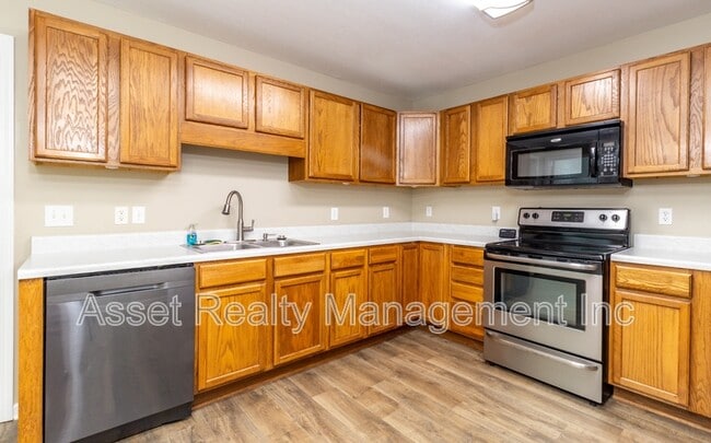 Building Photo - 913 Foch St