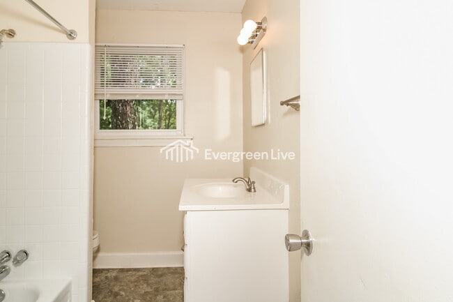 Building Photo - 1022 Birchwood Dr