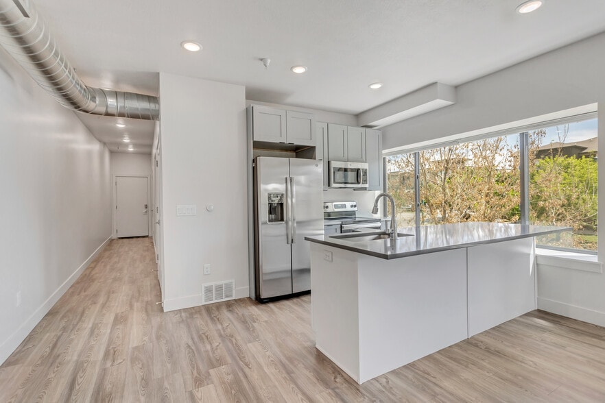 Building Photo - 606 W North Temple St