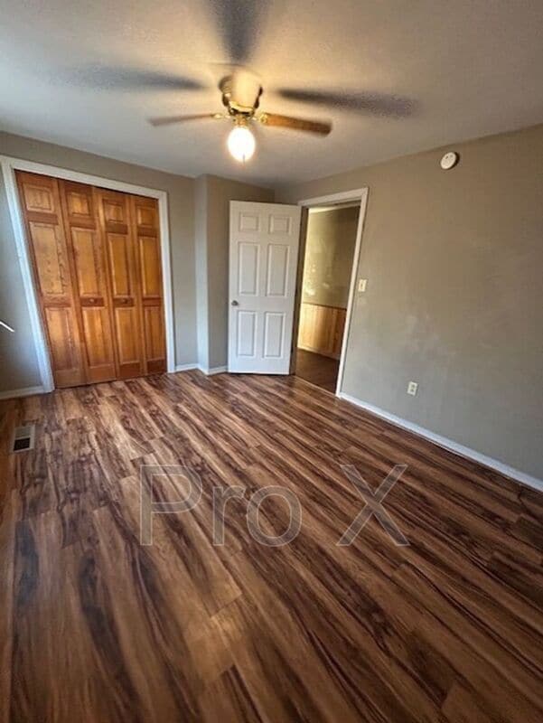 Building Photo - 1004 E 10th St