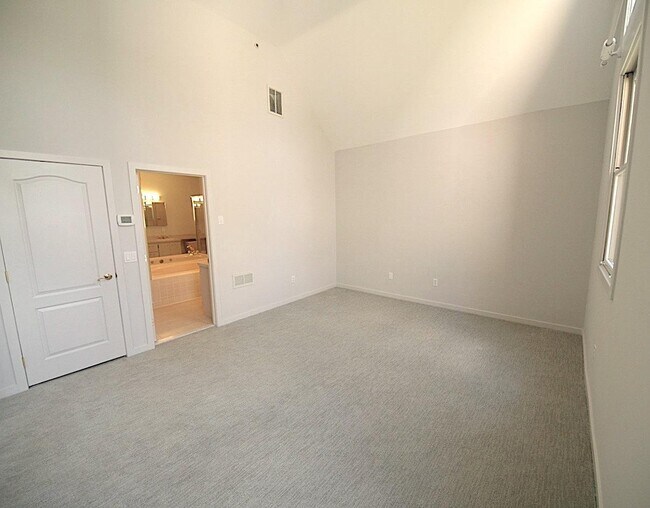 Building Photo - 14 Sedgewick Village Ln