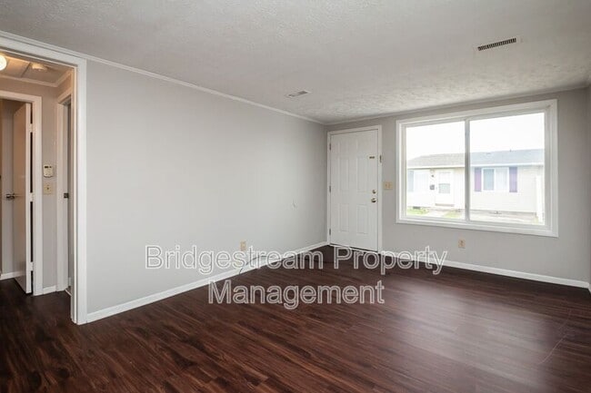 Building Photo - 834 Randler Ave