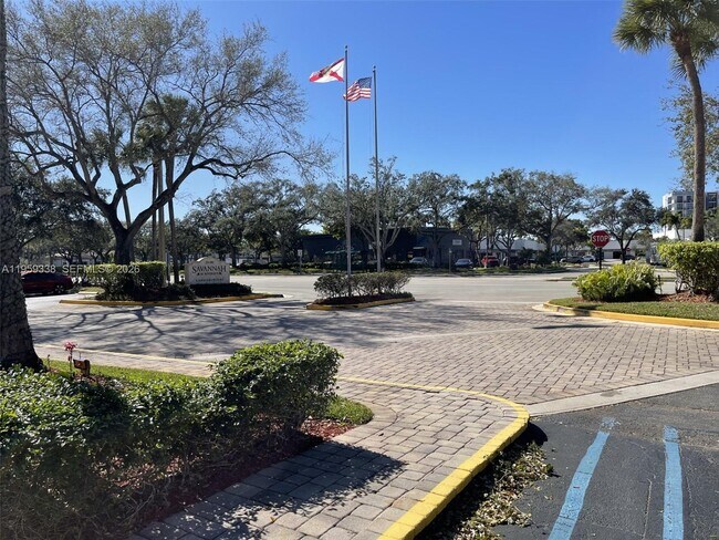 Building Photo - 977 Riverside Dr