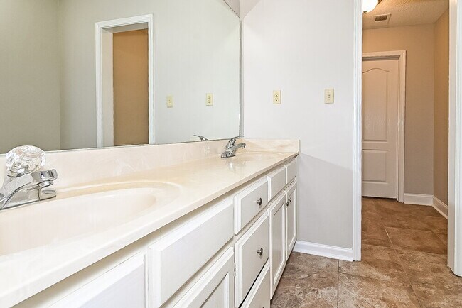 Building Photo - 10020 Fox Chase Dr