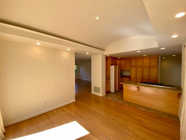 Building Photo - 4802 NE 45th St