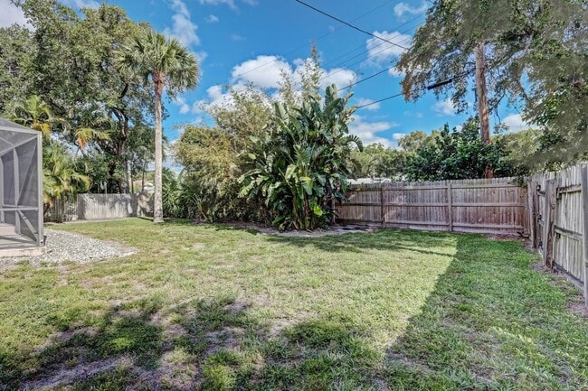 Building Photo - 2545 Venice Dr