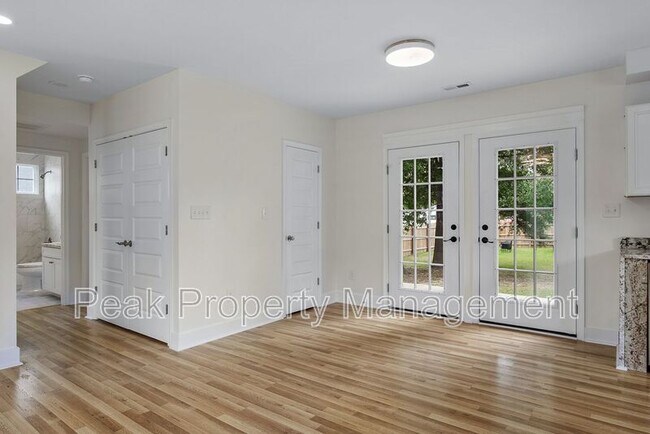 Building Photo - 2616 Redwood Ave