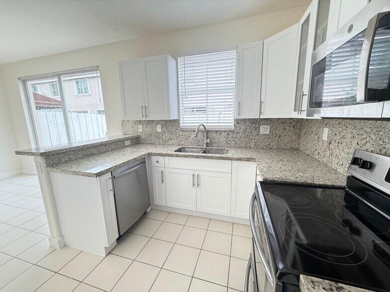 Building Photo - 15131 SW 23rd Ln