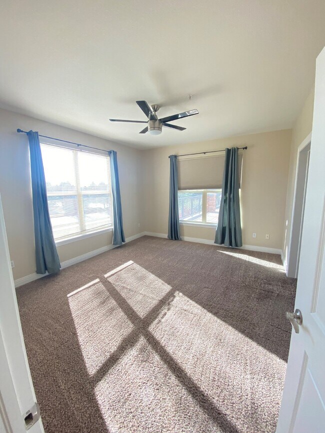 Building Photo - Spacious 2-Bed/2-Bath Cry Creek Crossing C...