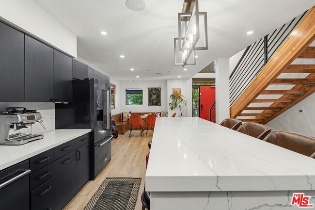 Building Photo - 700 Main St