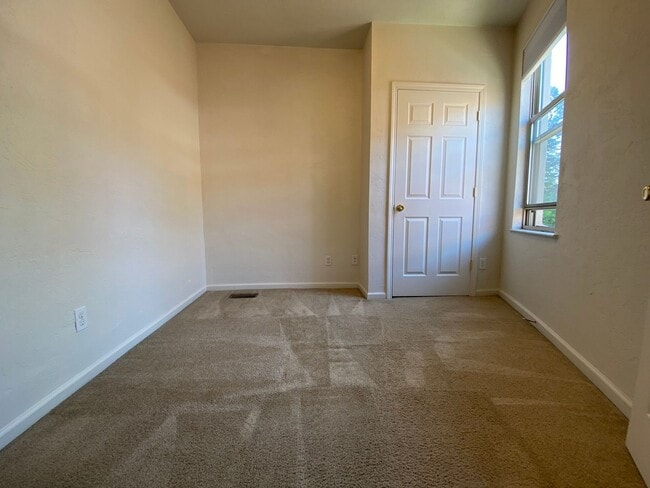 Building Photo - Spacious Four Bedroom in Squirrel Hill! Close to CMU! Ample Natural Light! Call Today!