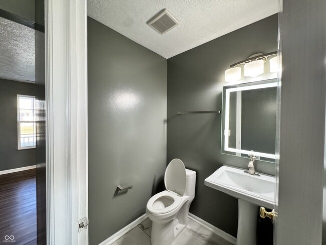 Building Photo - 3658 Pickwick Cir