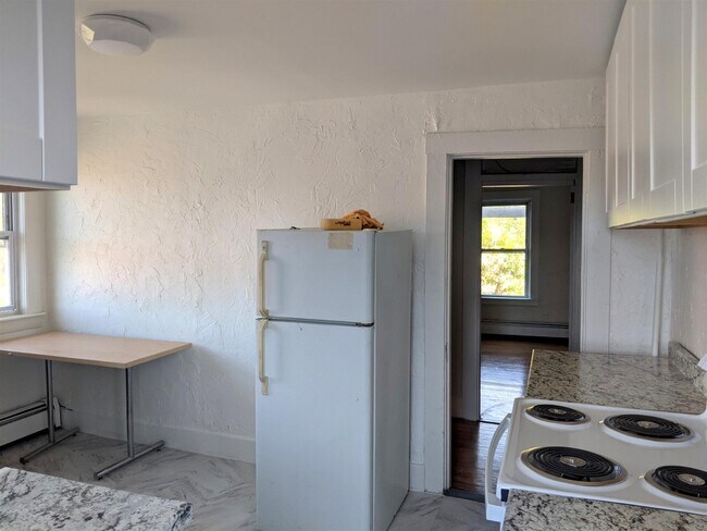 Building Photo - 102 Willow Ave