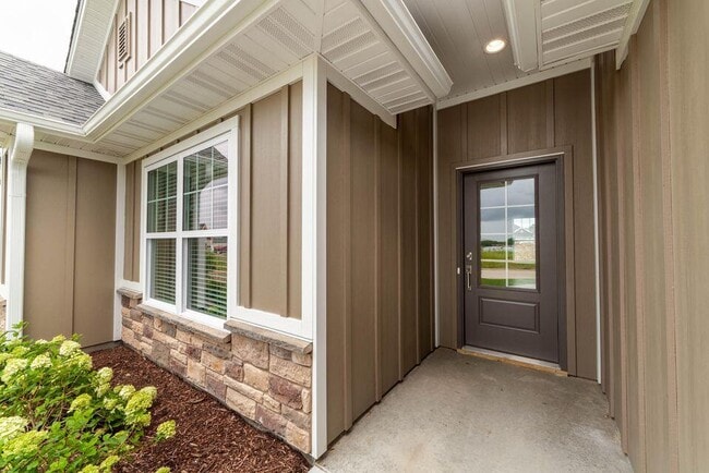 Building Photo - 4825 Kenora Dr