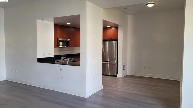 Building Photo - 585 9th St