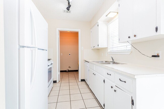 Building Photo - 3004 Pecan Springs Rd