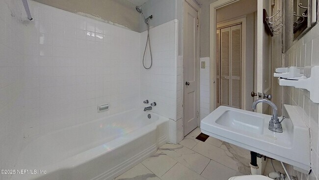 Building Photo - 1234 Lasalle St