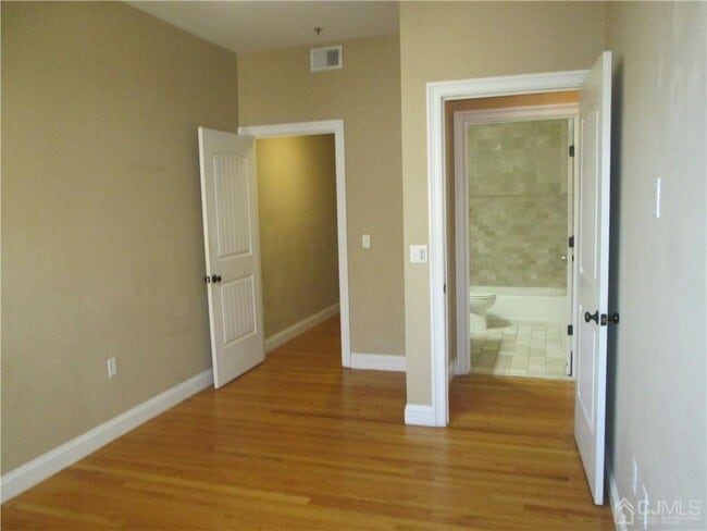 Building Photo - 547 Sayre Ave
