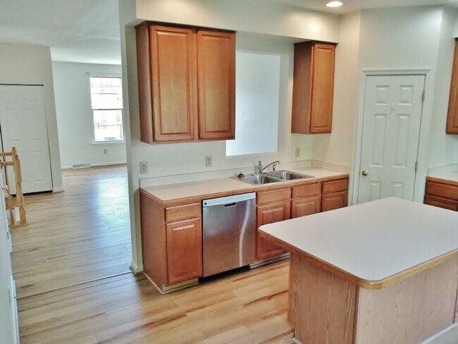Building Photo - 3 Bed / 2 Bath Single Family Townhome