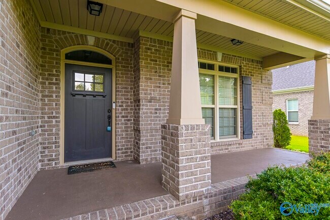 Building Photo - 161 Huntsmen Lane