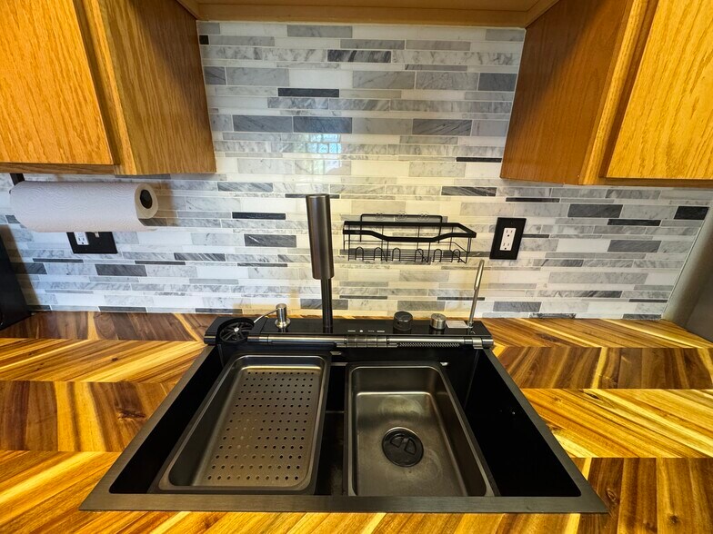 Building Photo - 1385 Sparta Plz