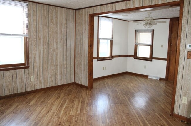 Building Photo - Updated 2-Bedroom Semi-Detached Home