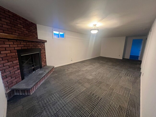 Building Photo - 5 Bedroom Home Near Mitchell High School