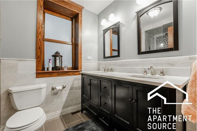 Building Photo - 1019 W Oakdale Ave