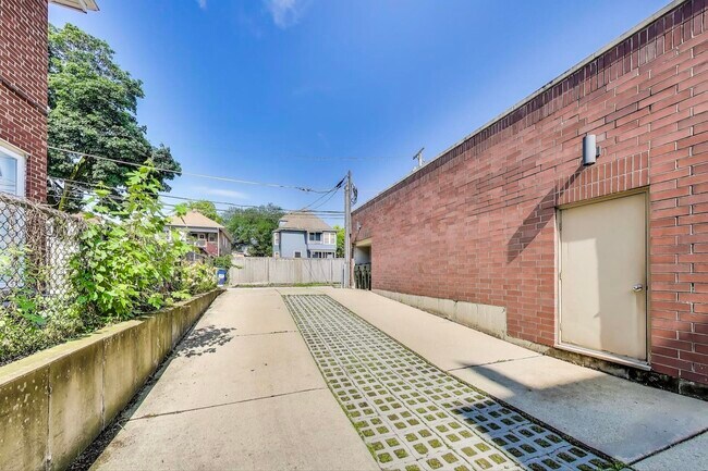 Building Photo - 421 S Ridgeland Ave