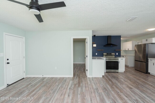 Building Photo - 347 S Lakeside Dr